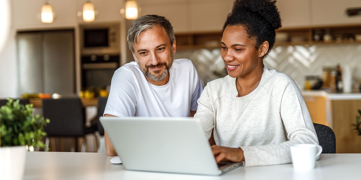 Couple-on-Computer-feature