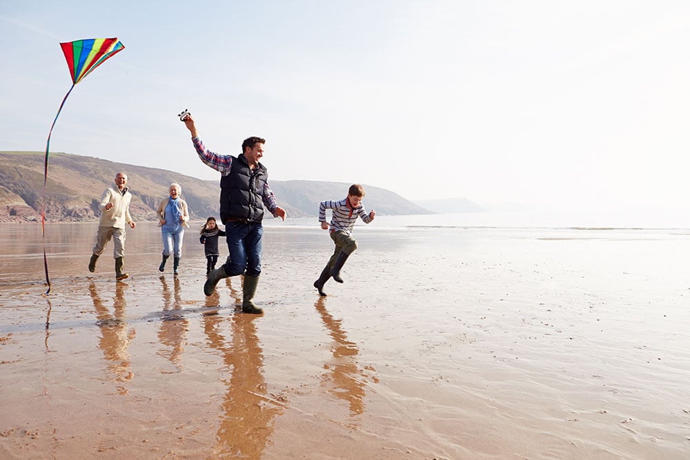 Family-flying-kite-at-the-beach